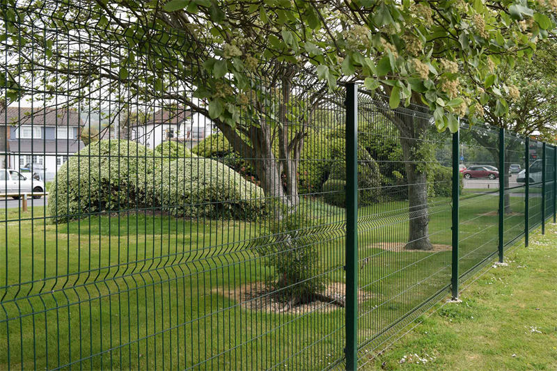 3D-curved-v-mesh-fence-installation.jpg