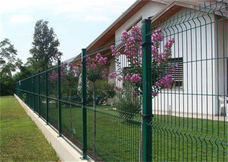 3D-curved-v-mesh-fence-installation.jpg